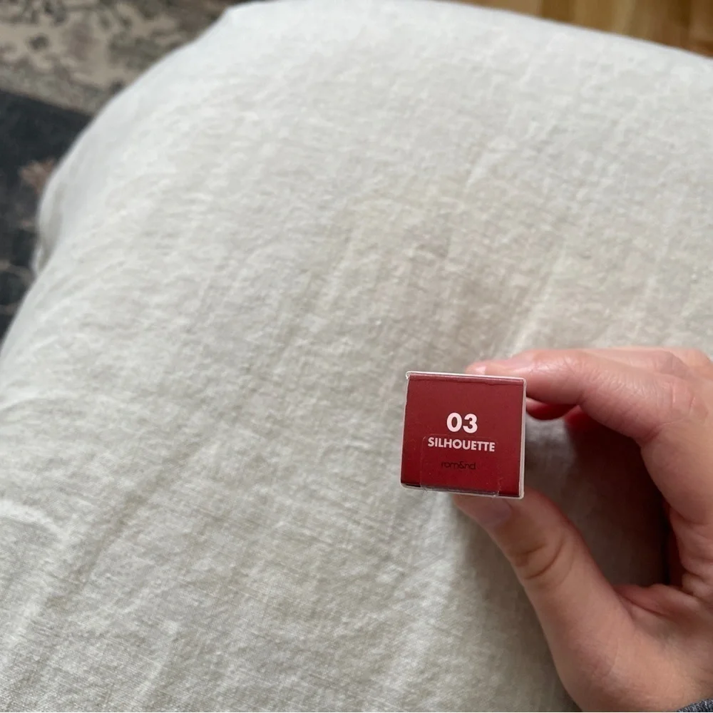 rom&nd Zero Matte Lipstick Red Silhoutte